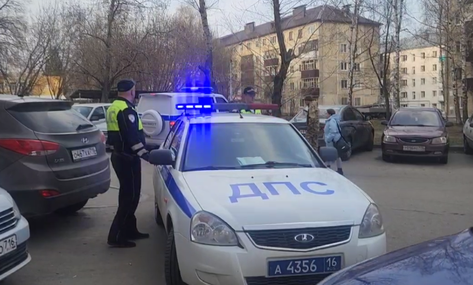 Мужчина получил удар ножом в шею в Казани, он скончался в скорой