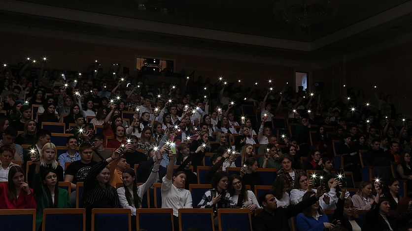 В Орле студенты разных национальностей почтили память жертв теракта в Красногорске