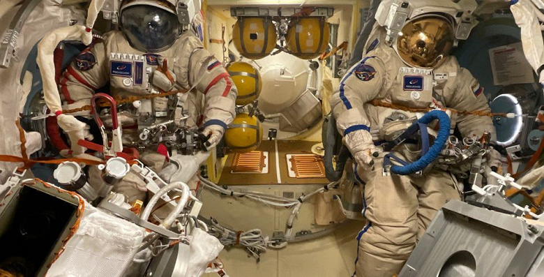 Российские космонавты впервые в этом году вышли в открытый космос